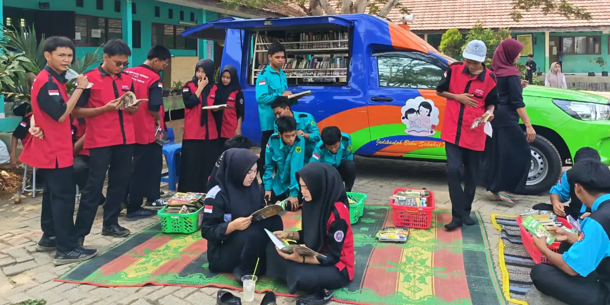 Gairahkan Minat Baca Pelajar, Mobil Perpustakaan Keliling Dispersip Kalsel Diserbu Siswa SMKN 1 Kertak Hanyar